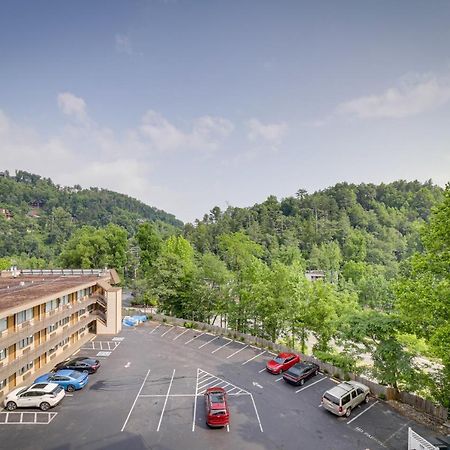 Stylish Gatlinburg Condo With Pool Walk Downtown! מראה חיצוני תמונה