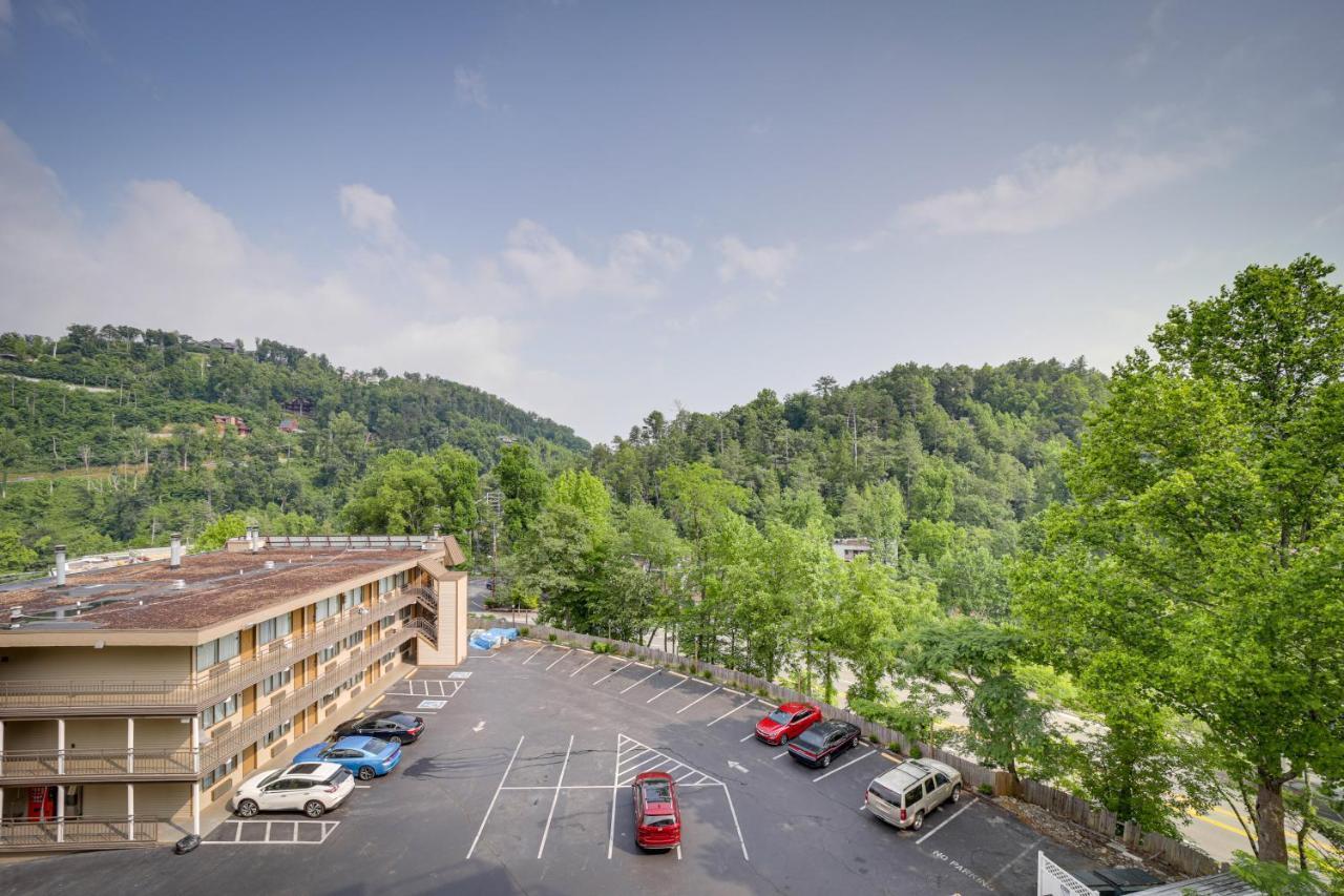 Stylish Gatlinburg Condo With Pool Walk Downtown! מראה חיצוני תמונה